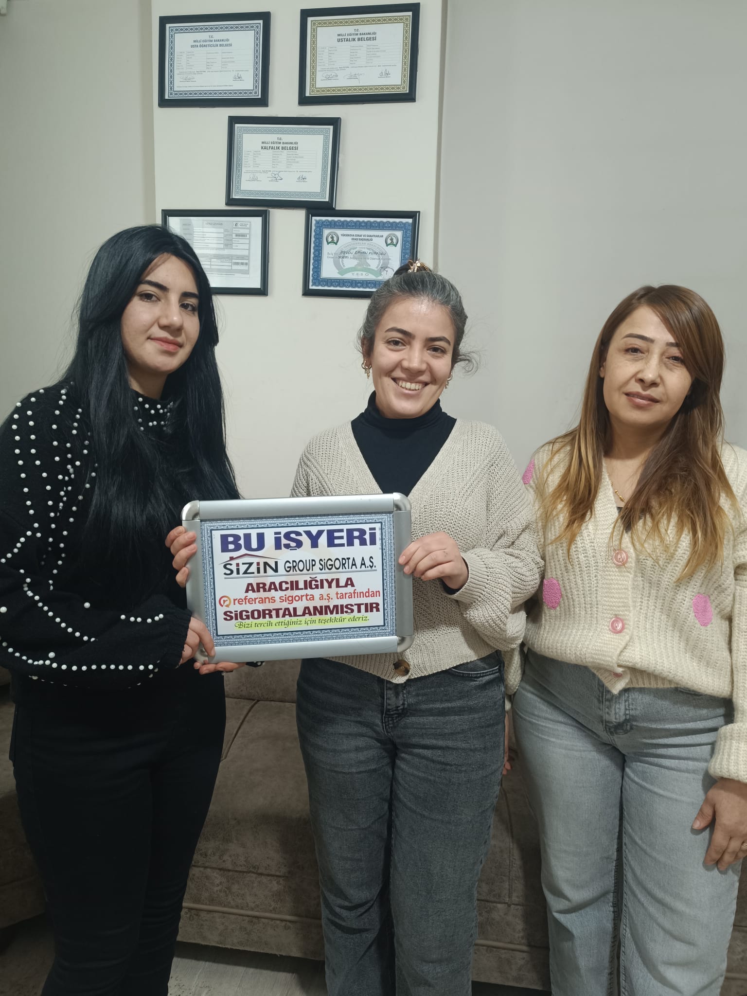 Arven Bayan Kuaförü yetkilileri Sn. Nazlı Hanım ve Sn. Aysel Hanım’a güvenleri ve tercihlerinden dolayı teşekkür eder, işlerinde başarılar dileriz.